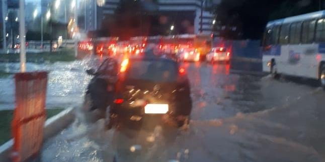 Salvador amanhece com muita chuva, engarrafamentos e carros ilhados na ACM