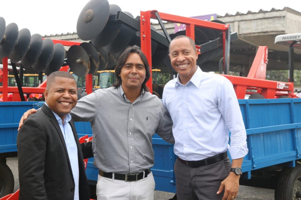 Através da articulação do vereador Adaílton Sales, Candeias ganha um trator agrícola