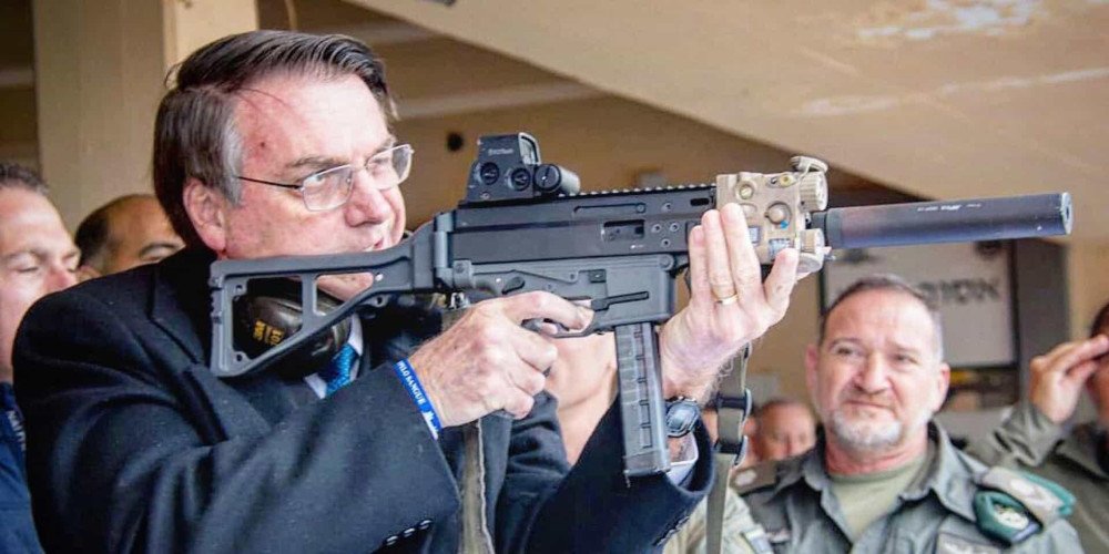 Em Israel, Bolsonaro posta foto com submetralhadora e defende população armada