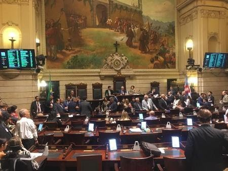 Vereadores do Rio aprovam iniciar processo de impeachment contra Crivella