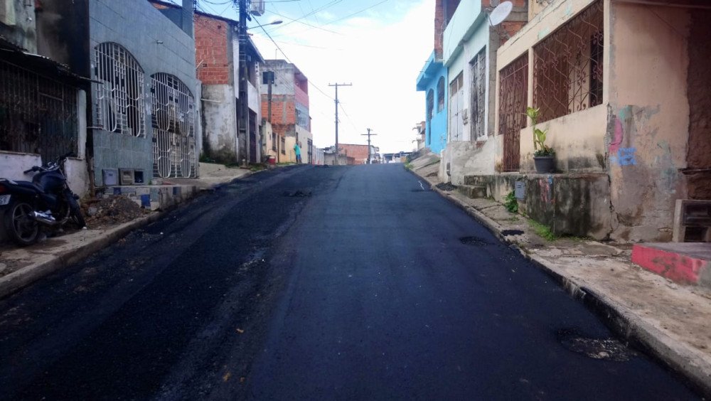 Candeias: Prefeitura recupera asfalto da Rua Caramuru, no Sarandi