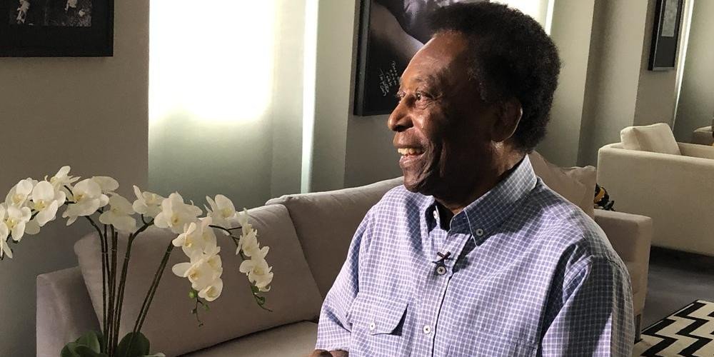 Pelé acorda se sentindo melhor e realiza exames em Paris