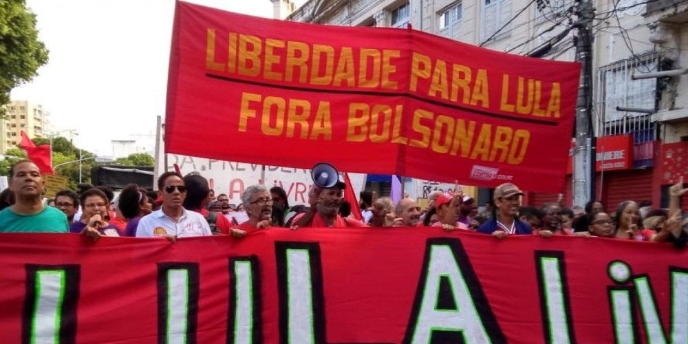 Manifestantes fazem ato em defesa de Lula no Campo Grande