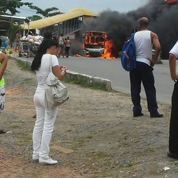 Ônibus é incendiado em São Cristóvão e policiamento é reforçado