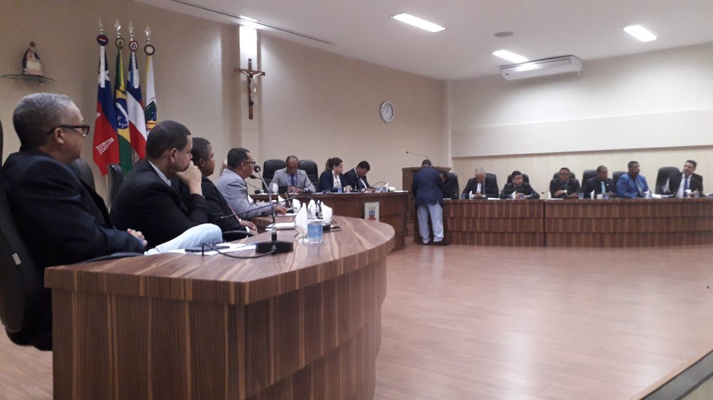 VEREADORES DE CANDEIAS OPTAM PELA REVOGAÇÃO DA LEI QUE AUTORIZAVA REAJUSTE SALARIAL DE SERVIDOR COMISSIONADO