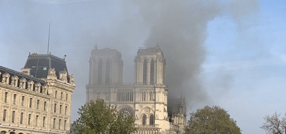 Incêndio atinge a Catedral de Notre-Dame, em Paris