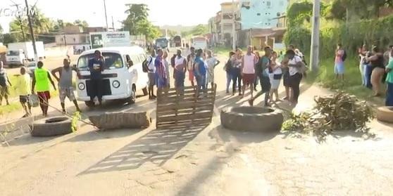 Grupo realiza protesto e bloqueia via em Simões Filho