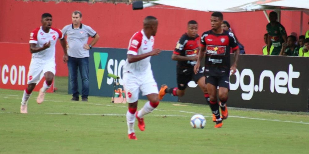 Vitória volta a vencer após três meses e derrota o Vila Nova por 2 a 1 no Barradão