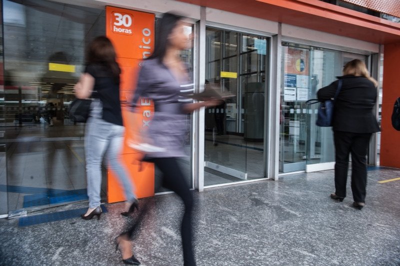 Setor de serviços cai 0,7% em março, 3º recuo mensal seguido