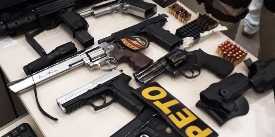 Após mulher denunciar ameaça de morte policia encontra arsenal de armas em hotel