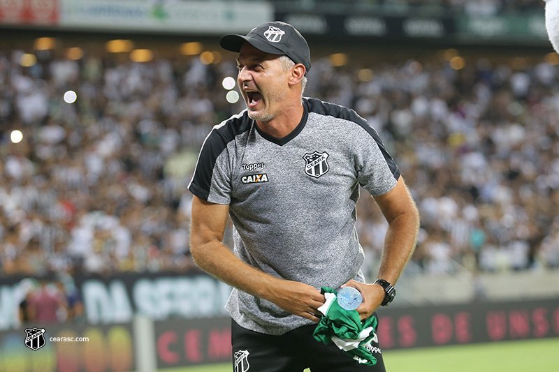Diretoria do Vitória confirma que Cláudio Tencati não é mais o técnico do Vitória; Lisca é o primeiro procurado.