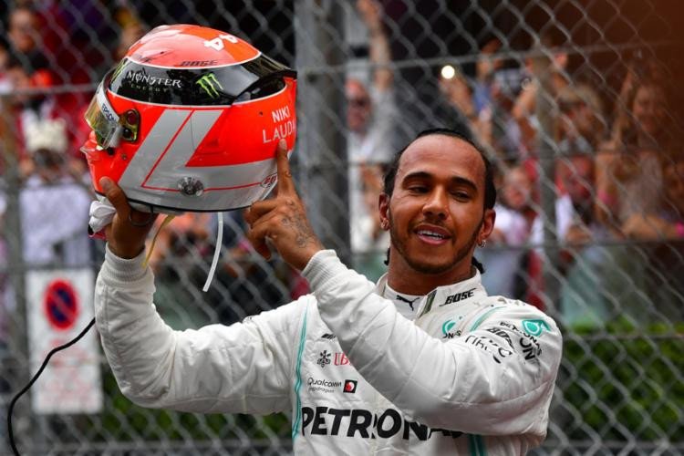 Lewis Hamilton segura Verstappen, supera pneus desgastados e vence em Mônaco