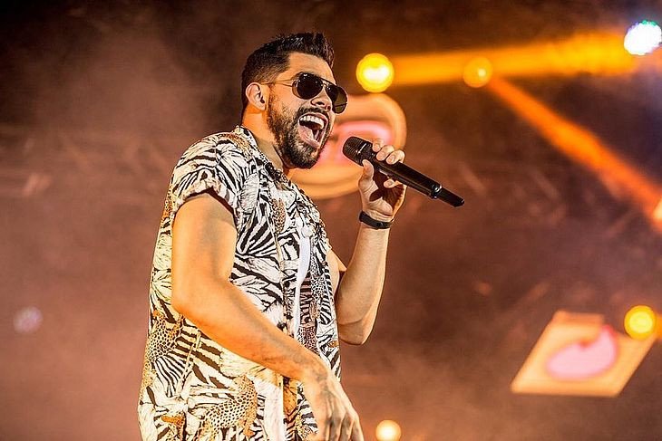 Avião cai com cantor Gabriel Diniz em Sergipe