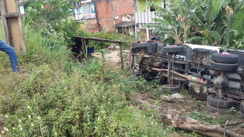 Candeias: Caminhão-tanque cai em ribanceira na Urbis I