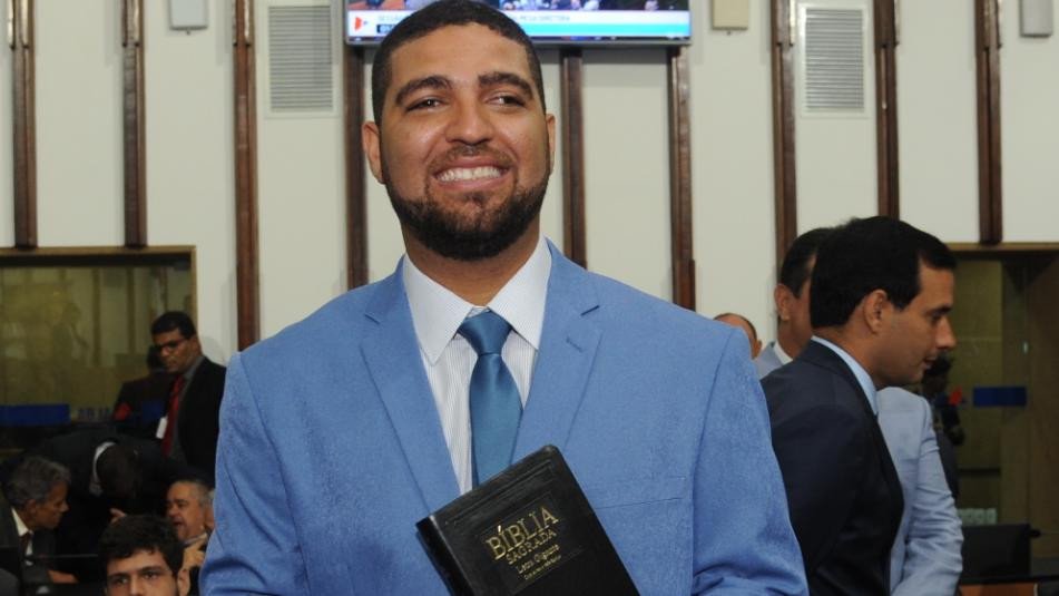 ISIDÓRIO FILHO PEDE REFORMA DOS COLÉGIOS ESTADUAIS DE CANDEIAS