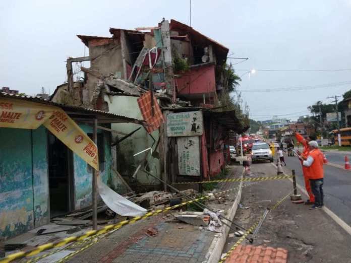 CANDEIAS: CASAS DESABAM PARCIALMENTE NA PRAÇA QUITÉRIA; NINGUÉM FICOU FERIDO