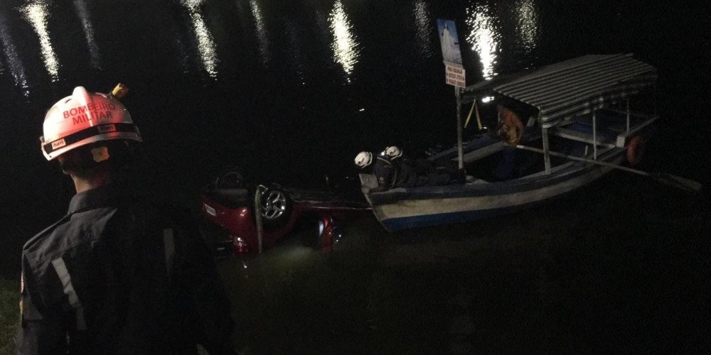 Motorista perde o controle e carro cai no Dique do Tororó