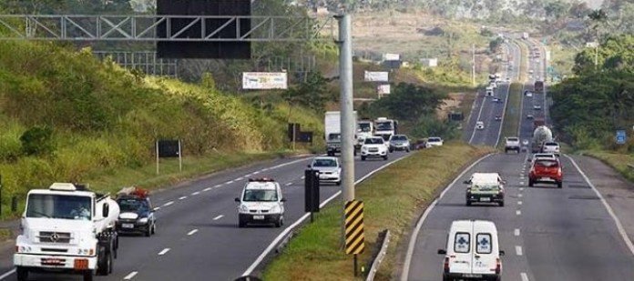 CANDEIAS: ENGAVETAMENTO ENTRE QUATRO VEÍCULOS DEIXA TRÂNSITO LENTO NA BR-324