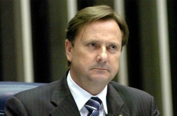 Senador que cumpre prisão domiciliar é autorizado a passar férias no Caribe