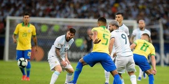 Em jogo truncado, Brasil bate a Argentina por 2 a 0 e é finalista da Copa América