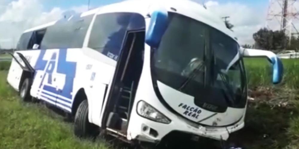 SUSTO! Ônibus cai no canteiro central da BR-324, em Conceição do Jacuípe