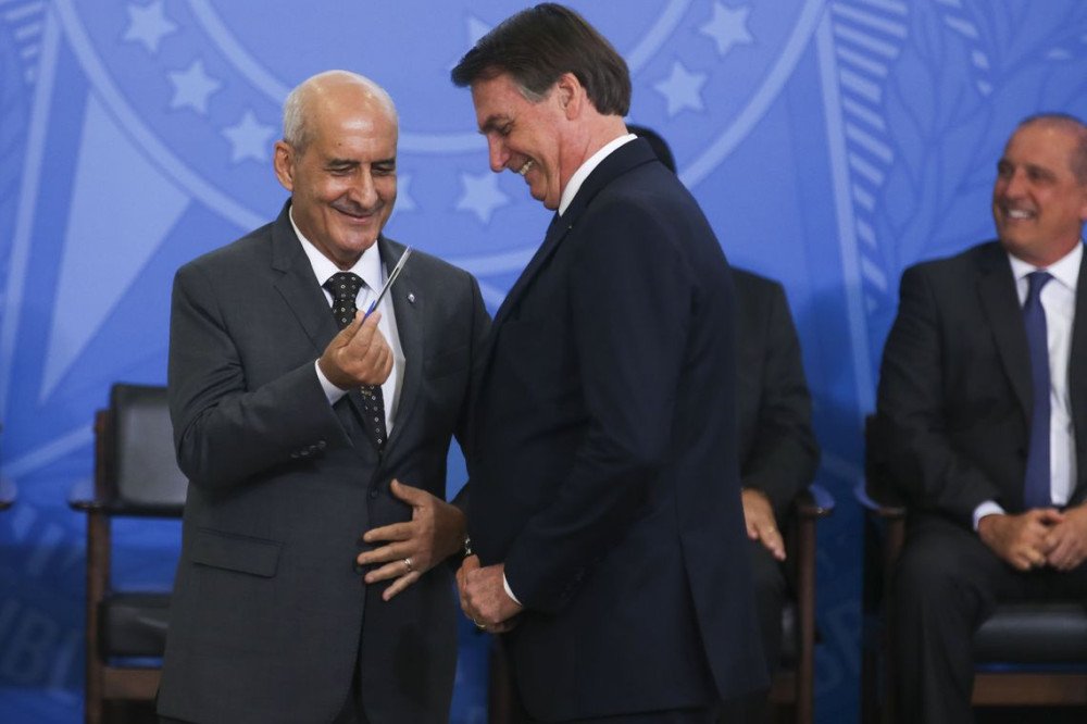 Toma posse ministro da Secretaria de Governo