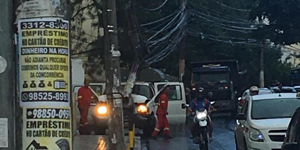 Poste cai em cima de carro após batida na Avenida Dom João VI