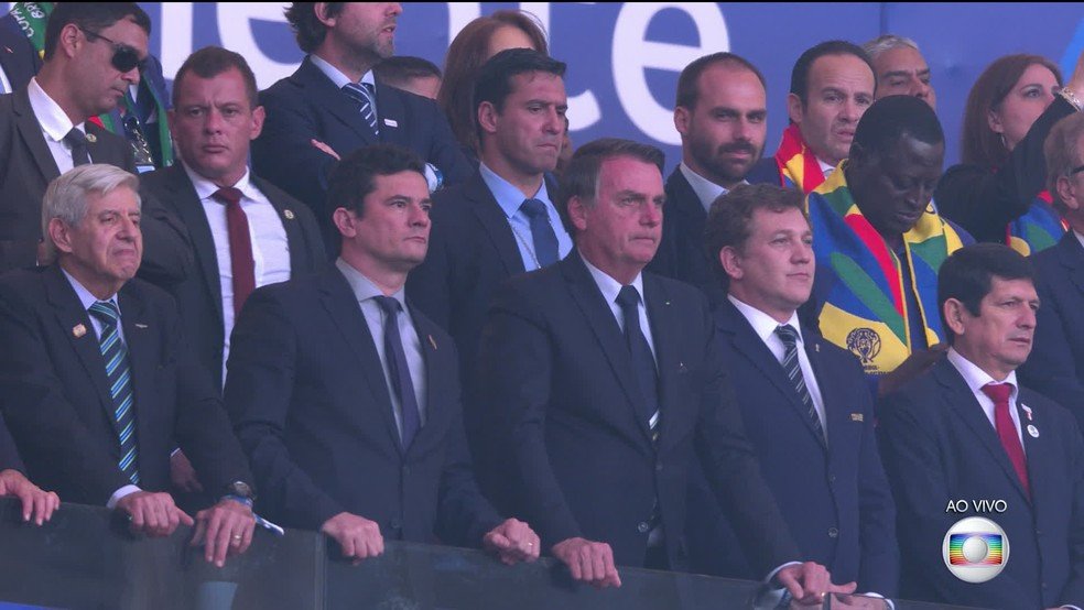 Vaiado, Bolsonaro entrega medalhas e segura troféu da Copa América