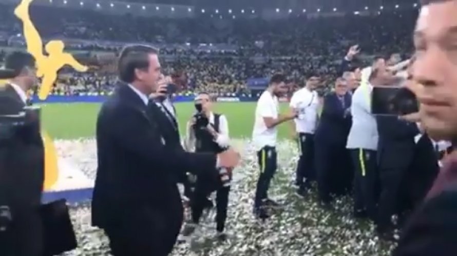 Vídeo: jogadores da Seleção Brasileira chamam Bolsonaro de “mito” ao posar com presidente