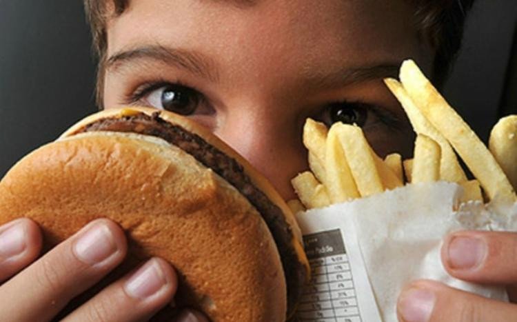 Adolescentes residentes no Brasil, de faixas mais pobres da população, estão mais obesos e ainda sofrem de desnutrição.