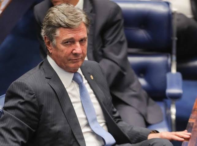 Justiça cancela concessão de rádios e TV ligados a Collor