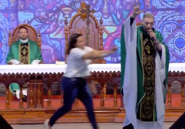 Mulher empurra padre Marcelo Rossi de palco durante missa; veja