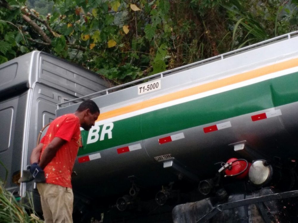 Motorista de candeias se envolve em acidente grave em gandu