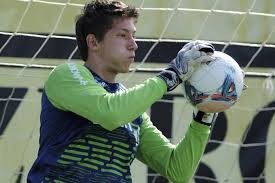 Goleiro Follmann passará por cirurgia na coluna em São Paulo