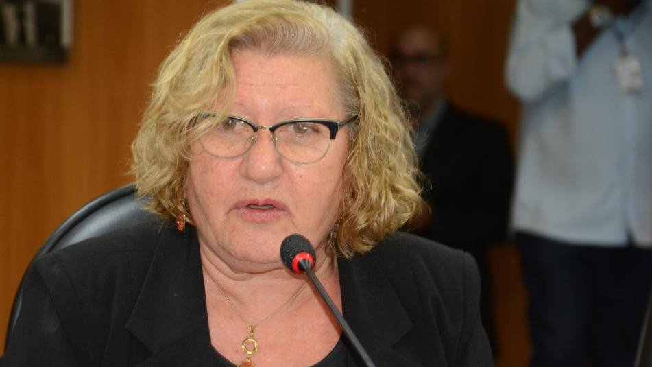 DEPUTADA MARIA DEL CARMEN DEFENDE OBRIGATORIEDADE DE INTÉRPRETE DE LIBRAS EM ÓRGÃOS PÚBLICOS