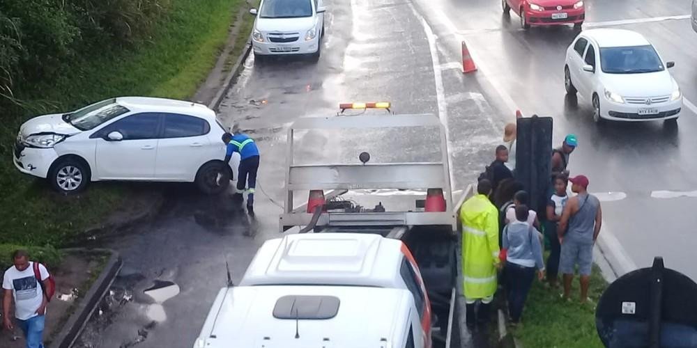 Batida entre carro e ônibus deixa uma pessoa ferida e trânsito lento na BR-324