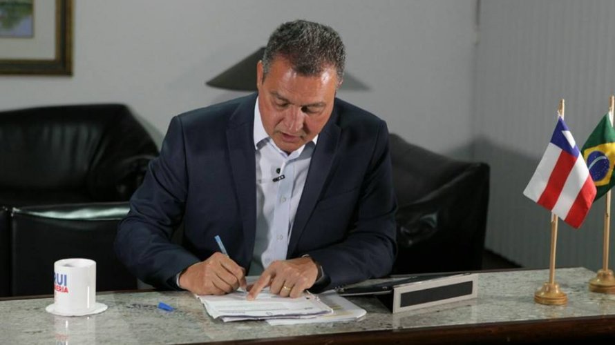 Rui assina decreto regulamentando o reconhecimento de domínio de terras devolutas em 65 municípios