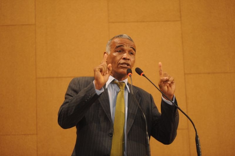 Isidório lidera cenários na corrida eleitoral de 2020 em Salvador