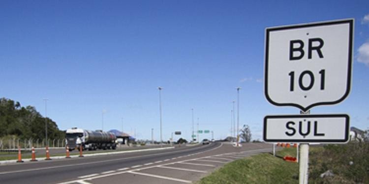 Uma pessoa morreu e outra 16 ficaram feridas depois que um ônibus e dois caminhões se envolveram em um acidente na madrugada desta terça-feira (20), na BR-101, altura de Itabela, cidade do sul da Bahia. O acidente ocorreu por volta das 3h, no Km-753 da rodovia. Conforme a Polícia Rodoviária Federal