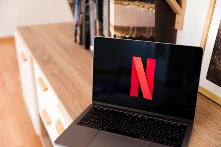 Empresa processa ex-funcionária por assistir à Netflix no trabalho