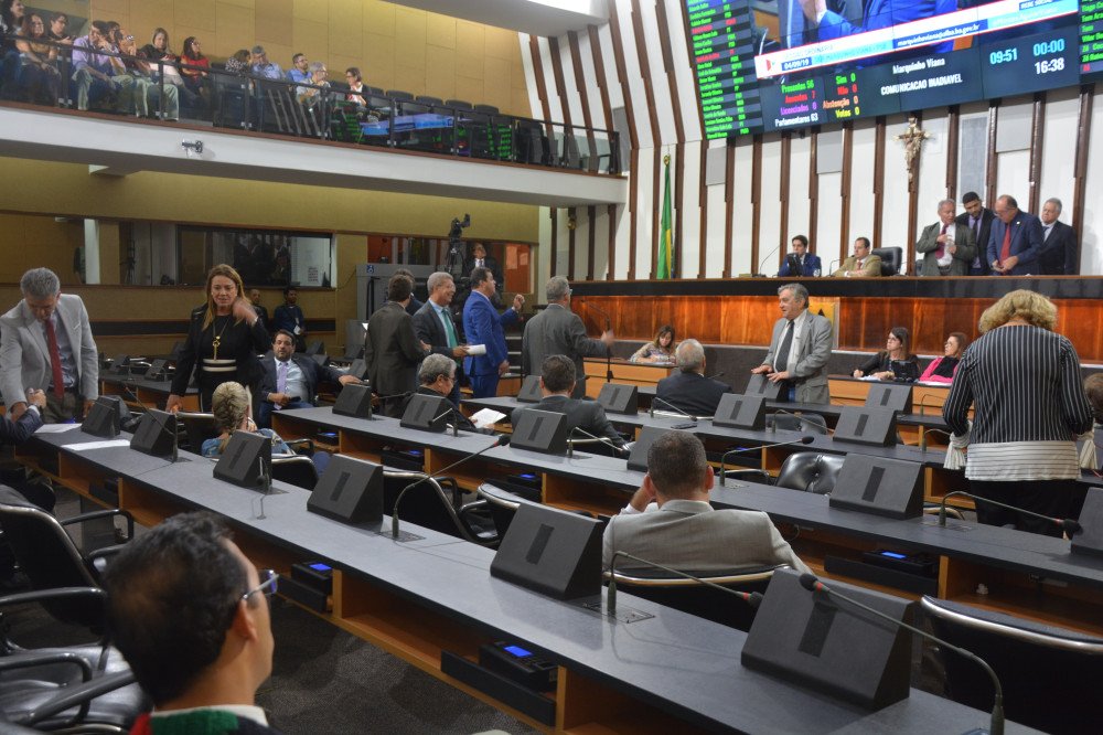 Conheça os deputados estaduais mais influentes e populares no Facebook; Talita Oliveira (PSL) e Jacó (PT) se destacam!