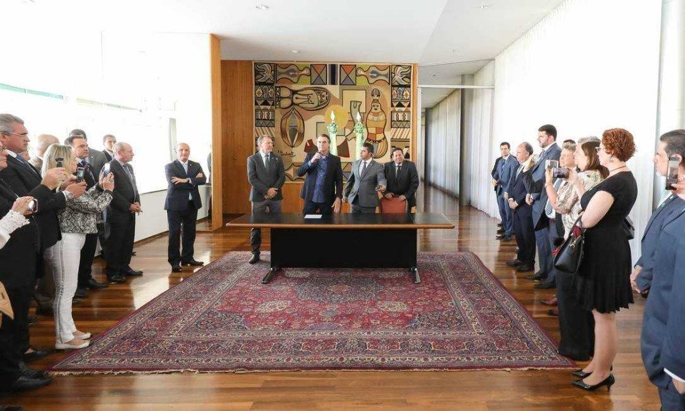 Bolsonaro sanciona projeto de lei que obriga agressores de mulheres a pagarem custos do SUS