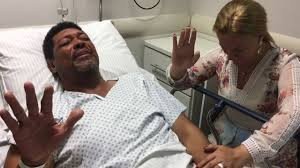 Pastor Valdemiro é esfaqueado no pescoço durante culto: 