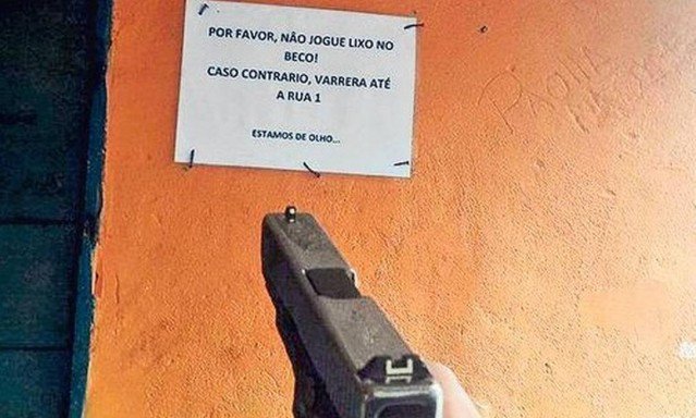 Tráfico da Rocinha ameaça com cartazes quem joga lixo na rua da comunidade