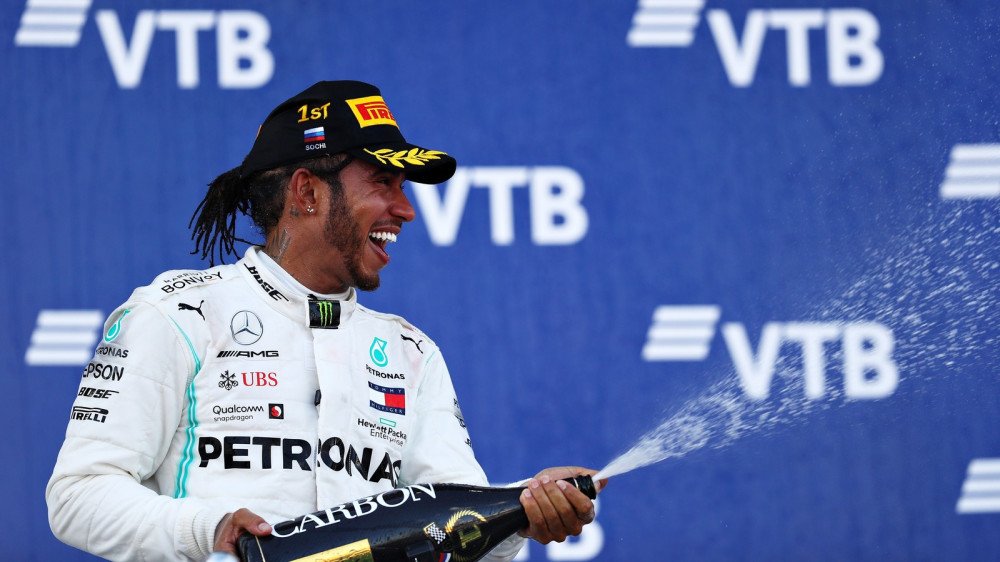 Hamilton vence na Rússia após lambança da Ferrari e abandono de Vettel