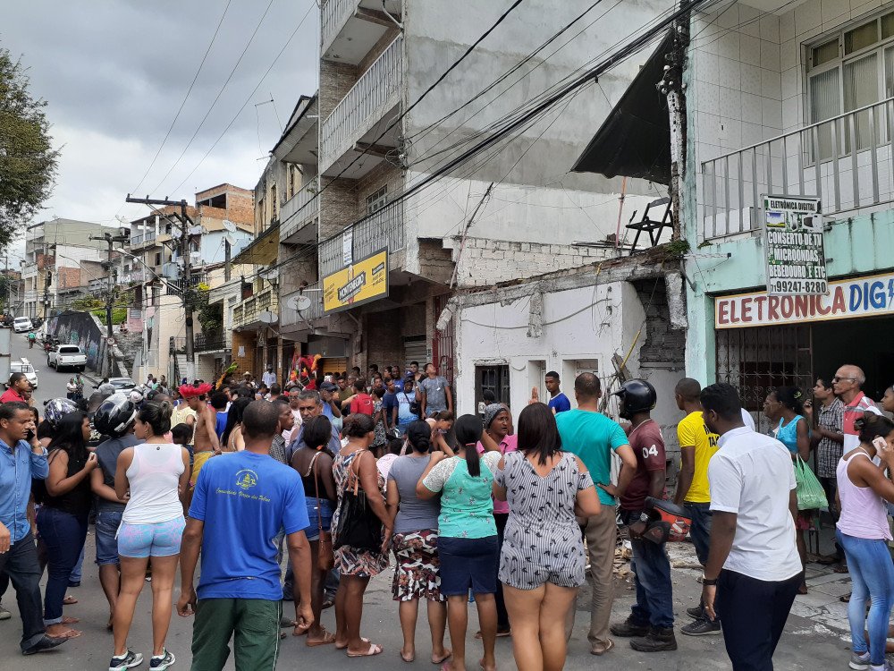 Marquise despenca e machuca diversas pessoas em Candeias
