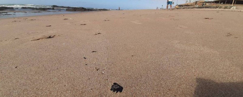 Óleo chega a Salvador e atinge ao menos quatro praias