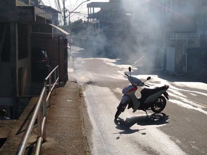 Fio de alta tensão despenca e pega fogo em rua de Candeias
