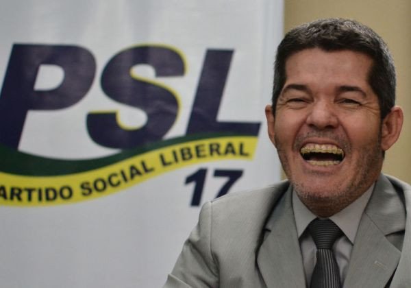 PSL suspende cinco deputados de atividades partidárias