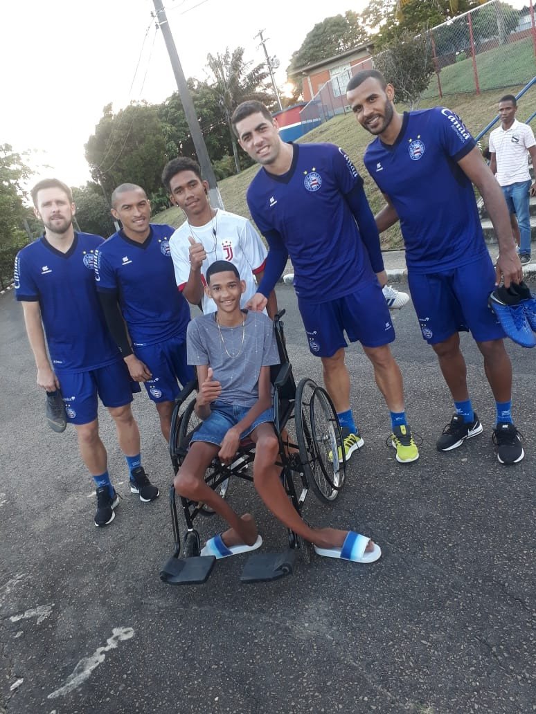 Garoto Luis Gustavo realiza sonho de conhecer jogadores do Bahia!